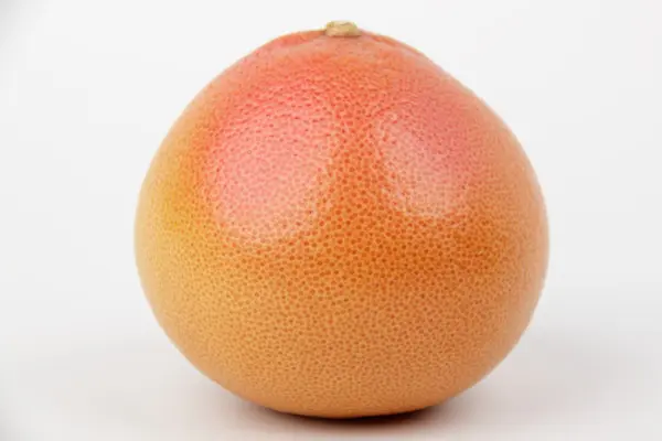 Грейпфрут на белом фоне. — стоковое фото