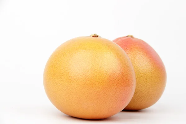 Grapefruit pada latar belakang putih. — Stok Foto