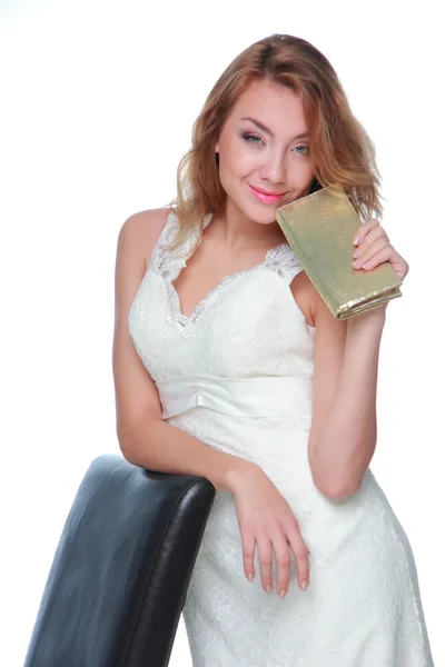 Vacker flicka anläggning golden handväska — Stockfoto