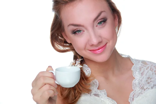 Femme buvant dans une tasse de café — Photo