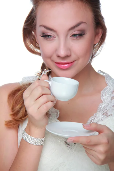Frau trinkt aus einer Tasse Kaffee — Stockfoto
