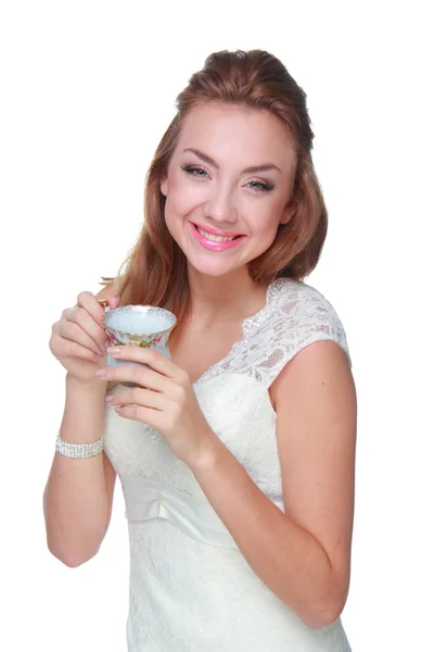 Frau trinkt aus einer Tasse Kaffee — Stockfoto