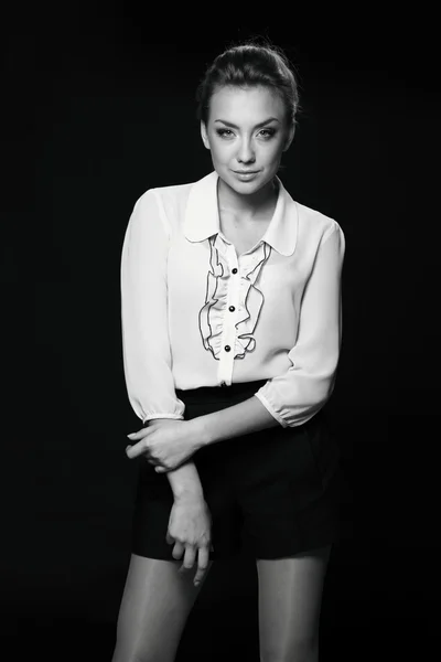 Black and white portrait of a smiling woman — Stock Photo, Image