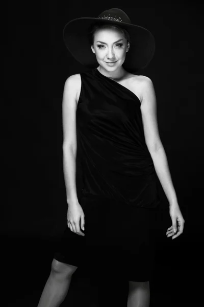 Ritratto in bianco e nero di una bella ragazza con un cappello — Foto Stock
