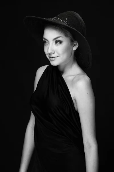 Fekete-fehér portré egy gyönyörű lány a kalapban — Stock Fotó