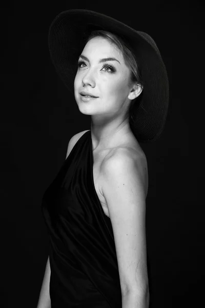 Black-and-white portrait of a beautiful girl in a hat — Stock Photo, Image