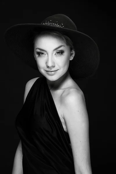 Black-and-white portrait of a beautiful girl in a hat — Stock Photo, Image