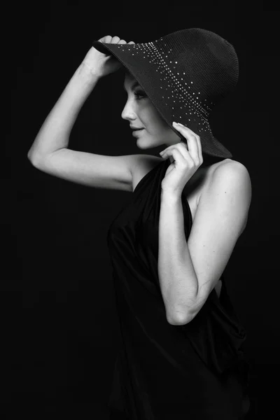 Black-and-white portrait of a beautiful girl in a hat — Stock Photo, Image