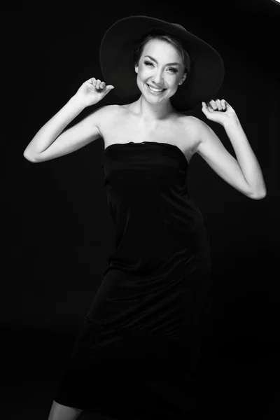 Retrato en blanco y negro de una hermosa chica con sombrero —  Fotos de Stock