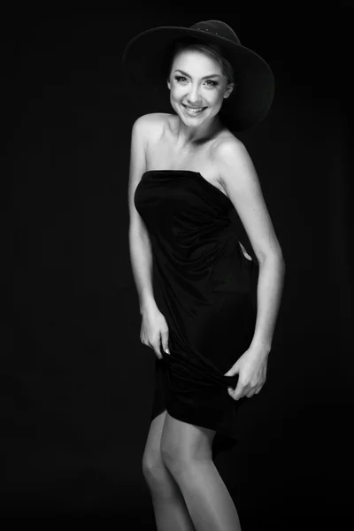 Retrato en blanco y negro de una hermosa chica con sombrero — Foto de Stock