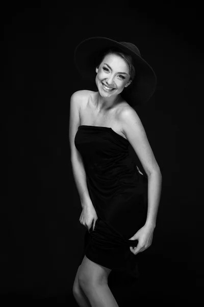 Černobílý portrét krásné dívky v klobouku — Stock fotografie