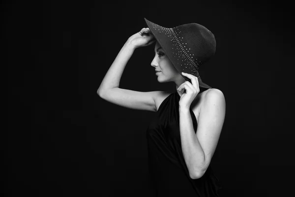 Portrait noir et blanc d'une belle fille dans un chapeau — Photo