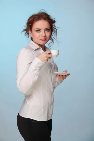 Femme buvant dans une tasse de café — Photo