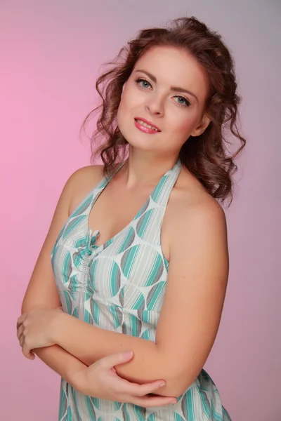 Retrato de una hermosa mujer de ojos verdes — Foto de Stock