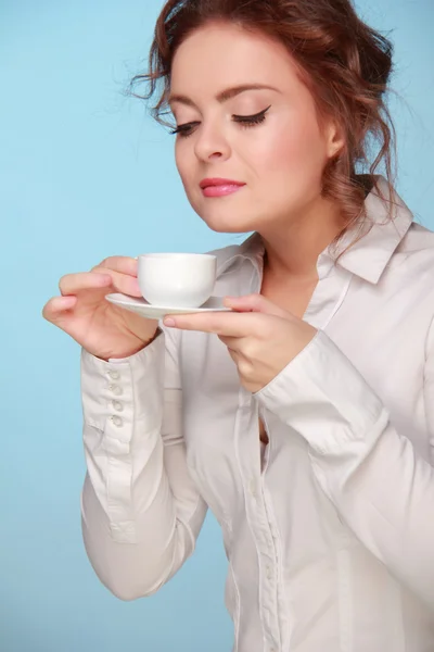 Frau trinkt aus einer Tasse Kaffee — Stockfoto