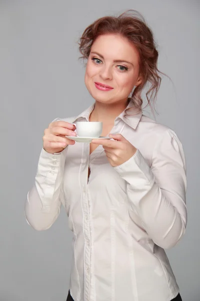 Vrouw drinken van een kopje koffie — Stockfoto