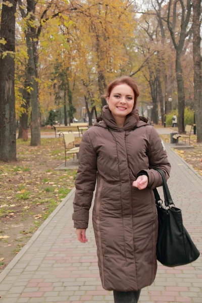 Belle femme marchant dans le parc — Photo