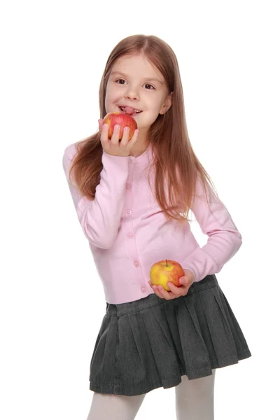 Petite fille tenant deux pommes — Photo