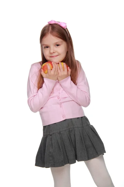 Malá dívka hospodářství dvě jablka — Stock fotografie