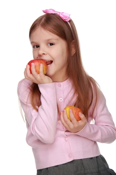 Menina segurando duas maçãs — Fotografia de Stock