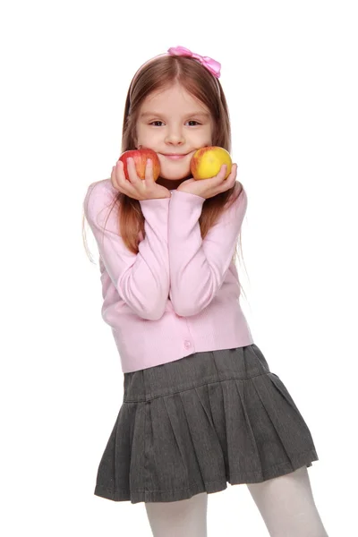 Mała dziewczynka gospodarstwa dwa jabłka — Zdjęcie stockowe