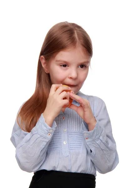 Kleines Mädchen isst einen Apfel — Stockfoto