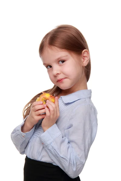 Liten flicka äter ett äpple — Stockfoto