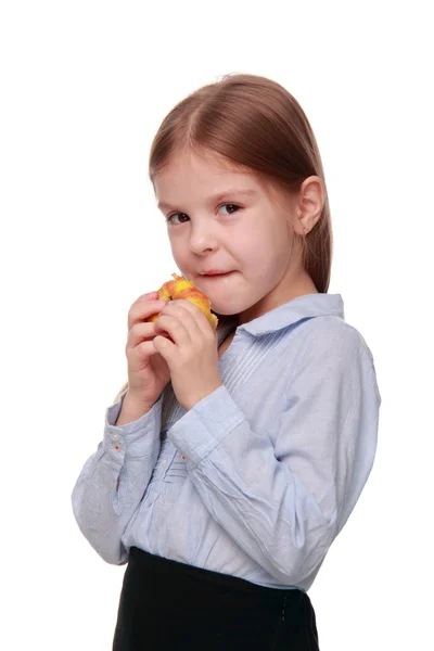 Kleines Mädchen isst einen Apfel — Stockfoto