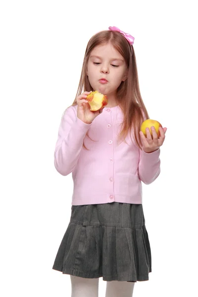 Kleine meisje bedrijf twee appels — Stockfoto