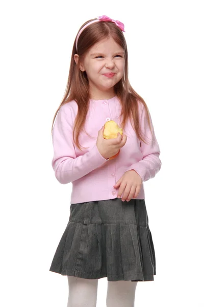 Liten flicka äter ett äpple — Stockfoto