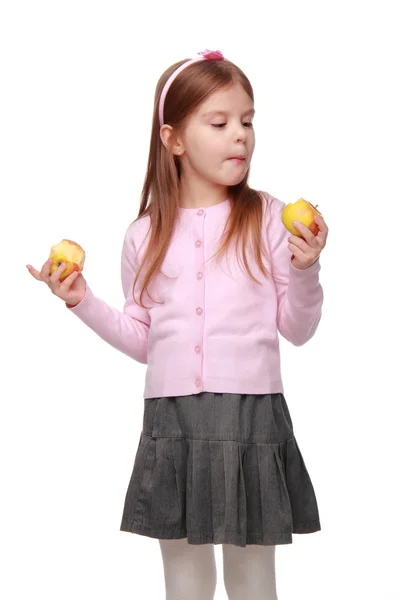 Kleine meisje bedrijf twee appels — Stockfoto