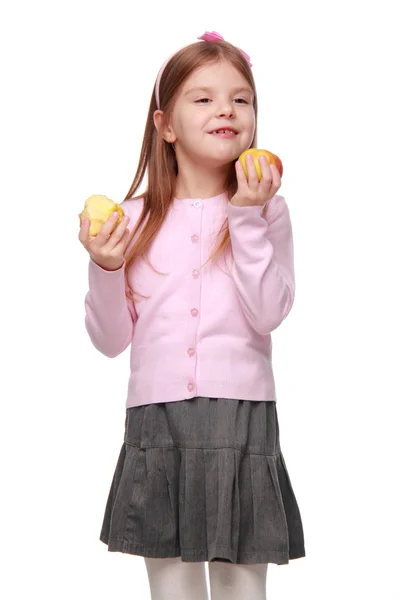Маленькая девочка держит два яблока — стоковое фото