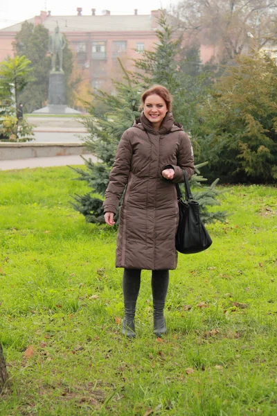 Schöne Frau, die im Park spaziert — Stockfoto