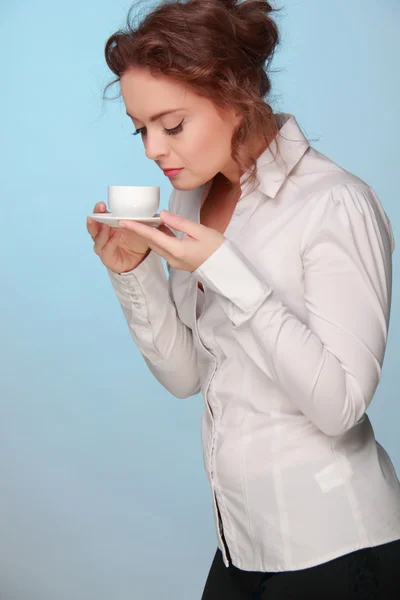 Vrouw drinken van een kopje koffie — Stockfoto