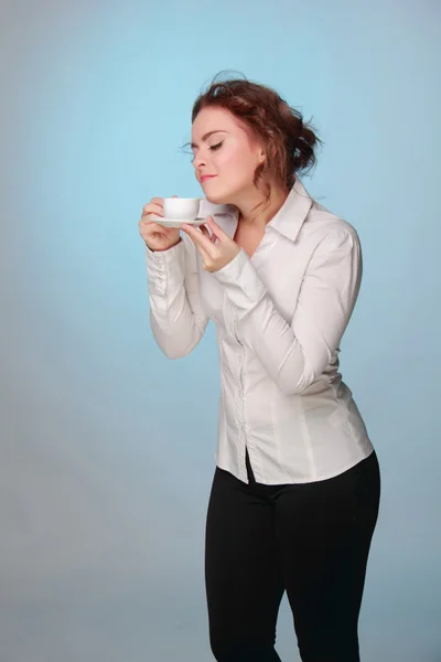 Mulher bebendo de uma xícara de café — Fotografia de Stock
