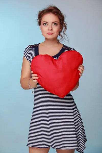 Žena se symbolem srdce — Stock fotografie