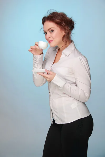 Femme buvant dans une tasse de café — Photo