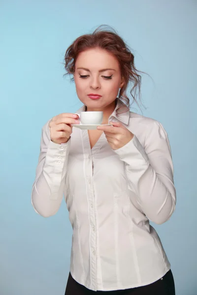 Frau trinkt aus einer Tasse Kaffee — Stockfoto