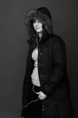 sıcak kız müzik dinler giyinmiş