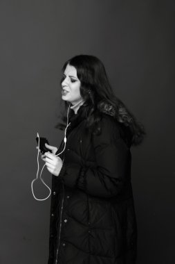 sıcak kız müzik dinler giyinmiş