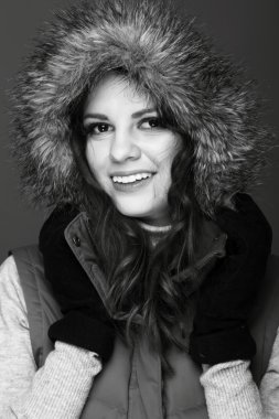 Siyah beyaz portre? f sıcak giysiler kışın güzel bir kadın