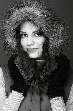 Siyah beyaz portre? f sıcak giysiler kışın güzel bir kadın