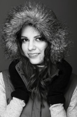 Siyah beyaz portre? f sıcak giysiler kışın güzel bir kadın