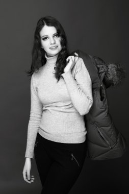 Siyah beyaz portre? f sıcak giysiler kışın güzel bir kadın