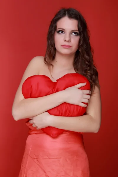 Kalp simgesi olan Kırmızı elbiseli kız — Stok fotoğraf