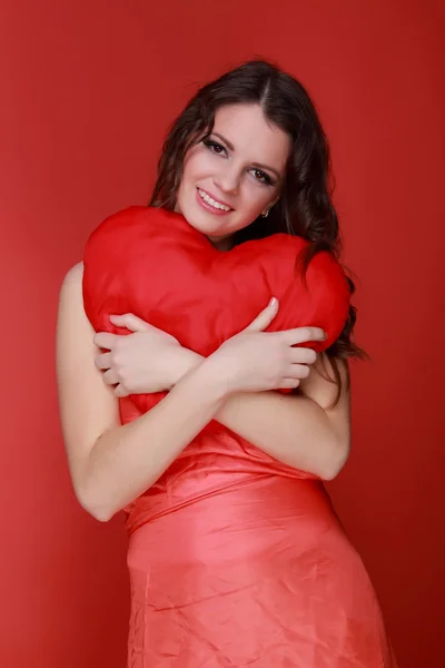 Mädchen in rotem Kleid mit Herzsymbol — Stockfoto