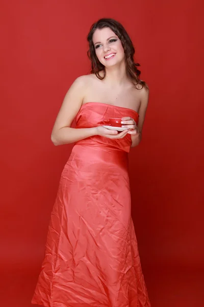 Frau im roten Kleid mit Tasse Tee — Stockfoto