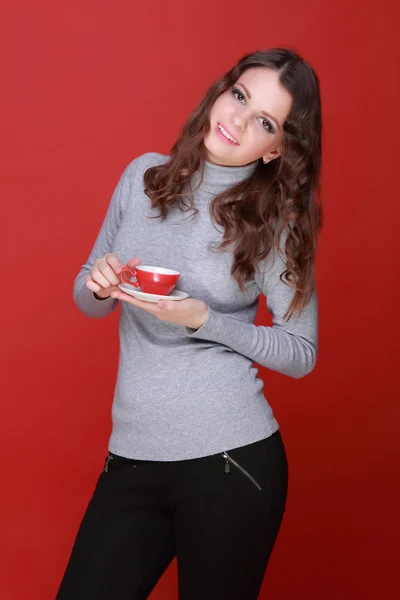 Femme avec tasse de thé — Photo