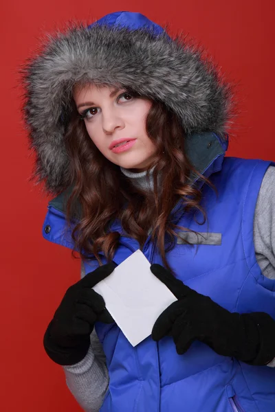 El invierno. Chica con tarjeta de visita en blanco . —  Fotos de Stock
