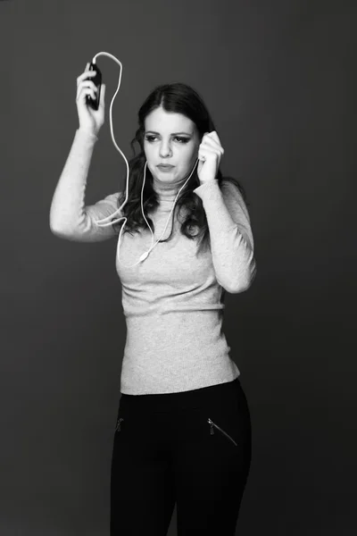 Vacker tonårig ung kvinna lyssna på musik — Stockfoto